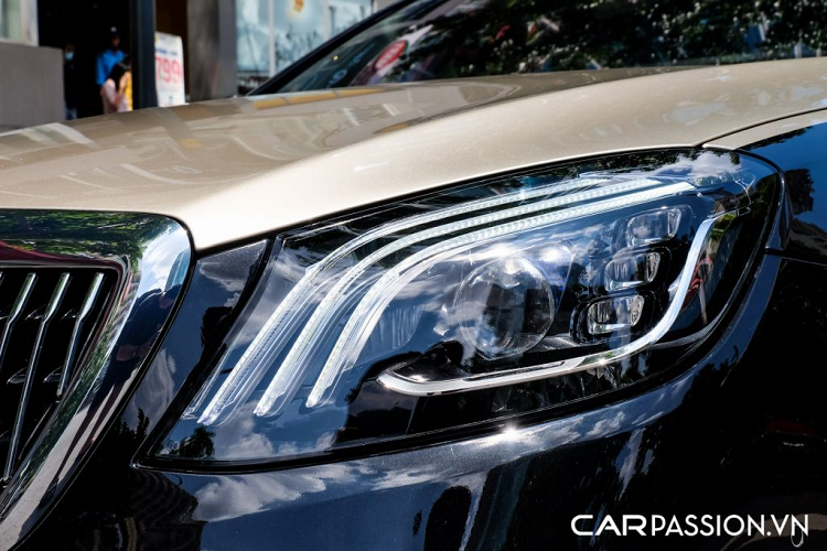 Hai ghế sau độc lập được bổ sung thêm đệm chân chỉnh điện ngả 43,5 độ, ghế ngồi có chức năng massage với 6 chế độ, kèm theo đó là hệ thống sưởi tạo hiệu ứng đá nóng và đỡ bắp chân. Hàng ghế “ông chủ” còn được trang bị bộ bàn làm việc với cơ cấu gập thông minh. Hành khách cũng có thể nâng ly với 2 ly champagne bằng bạc được chế tác thủ công bởi Robbe &amp; Berking cùng rượu lấy từ hộc lạnh phía sau.