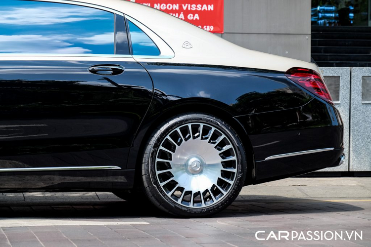 Điểm nhấn thật sự trên những mẫu xe siêu sang chính là khoang nội thất đầy xa xỉ, ở dòng xe Mercedes-Maybach S560, khách hàng sẽ cảm nhận được sự đẳng cấp với chất liệu da Designo Exclusive Semi-aniline với phối màu sang trọng. Mercedes-Maybach S560 sở hữu đèn viền nội thất với 64 màu và 10 kiểu phối màu khác nhau. Phía trên trần xe là cửa sổ trời siêu rộng với kính đổi màu MAGIC SKY CONTROL có khả năng bảo vệ hành khách khỏi tia UV và tia hồng ngoại.