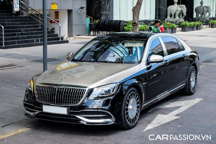 Trong khi Mercedes-AMG tập trung và hiệu năng cao cho người ưa cầm lái thì xe siêu sang Mercedes-Maybach lại trở thành lựa chọn xa xỉ, đẳng cấp cho những ông chủ thực sự ở hàng ghế sau. Gạt đi những ý kiến trái chiều, sự thành công của dòng xe siêu sang này là không thể chối cãi, đặc biệt là ở những thị trường châu Á, trong đó có Trung Quốc và Việt Nam. Minh chứng là sự xuất hiện dày đặc của các phiên bản Mercedes-Maybach trên những con phố Việt.