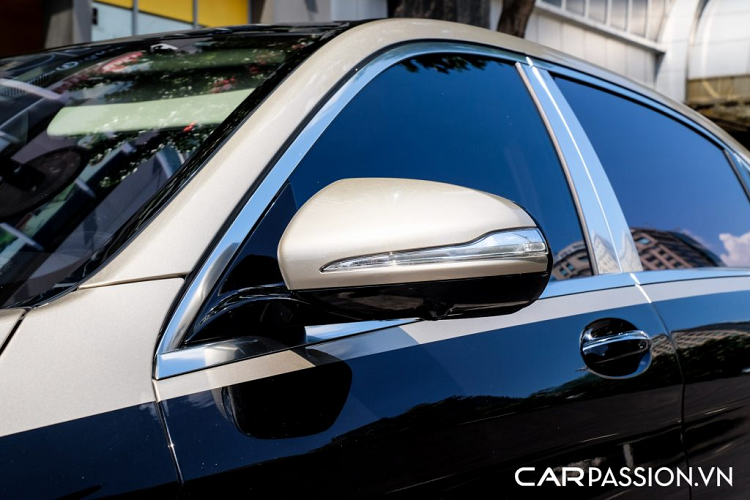 Ngoài ra, xe còn được trang bị kính cách nhiệt tối màu nhằm đảm bảo sự riêng tư cho khoang xe. Bảng táp-lô của Mercedes-Maybach S560 là sự kết hợp của 2 màn hình màu TFT 12,3 inch, hiển thị bảng đồng hồ tốc độ và truyền thông đa phương tiện có kết nối Apple CarPlay, Android Auto. Hệ thống âm thanh trên xe thuộc hàng cao cấp với 26 loa Burmester. Ở hàng ghế sau có tựa đầu và đệm chân chỉnh điện, khách hàng có thể điều chỉnh các chức năng thông qua kết nối máy tính bảng, điện thoại, giúp loại bỏ nút bấm trên bệ tì tay.