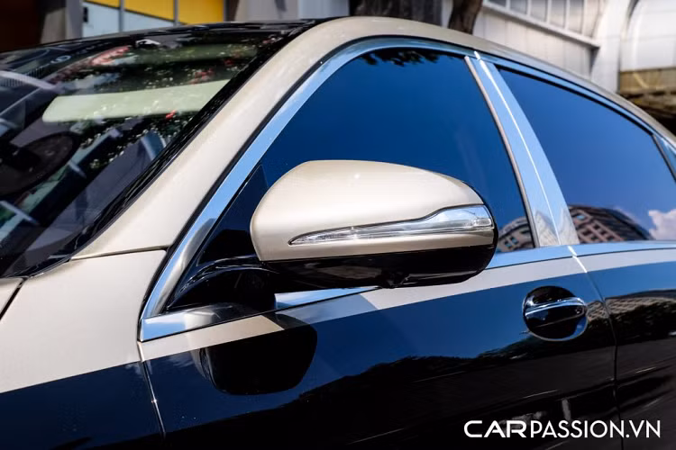 Ngoài ra, xe còn được trang bị kính cách nhiệt tối màu nhằm đảm bảo sự riêng tư cho khoang xe. Bảng táp-lô của Mercedes-Maybach S560 là sự kết hợp của 2 màn hình màu TFT 12,3 inch, hiển thị bảng đồng hồ tốc độ và truyền thông đa phương tiện có kết nối Apple CarPlay, Android Auto. Hệ thống âm thanh trên xe thuộc hàng cao cấp với 26 loa Burmester. Ở hàng ghế sau có tựa đầu và đệm chân chỉnh điện, khách hàng có thể điều chỉnh các chức năng thông qua kết nối máy tính bảng, điện thoại, giúp loại bỏ nút bấm trên bệ tì tay.