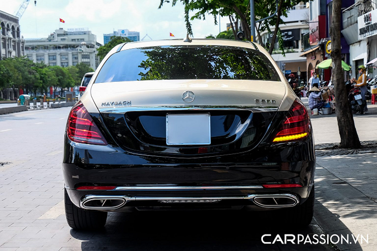 Mercedes-Maybach S560 sử dụng động cơ V8 tăng áp, có dung tích 4.0 lít, sản sinh công suất tối đa 469 mã lực và mô men xoắn cực đại đạt mức 700 Nm. Mẫu xe siêu sang sử dụng hộp số tự động 9 cấp 9G-TRONIC, hệ dẫn động 4 bánh toàn thời gian 4MATIC và hệ thống treo khí nén Airmatic giúp chiếc xe êm ái hơn khi vận hành. Xe có bốn chế độ lái chủ động và linh hoạt với hệ thống Dynamic Select gồm: Eco, Sport, Comfort, Individual.