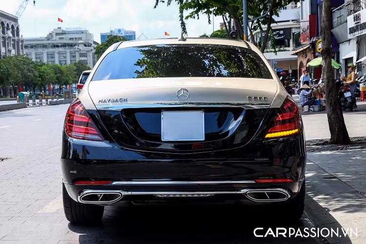 Mercedes-Maybach S560 sử dụng động cơ V8 tăng áp, có dung tích 4.0 lít, sản sinh công suất tối đa 469 mã lực và mô men xoắn cực đại đạt mức 700 Nm. Mẫu xe siêu sang sử dụng hộp số tự động 9 cấp 9G-TRONIC, hệ dẫn động 4 bánh toàn thời gian 4MATIC và hệ thống treo khí nén Airmatic giúp chiếc xe êm ái hơn khi vận hành. Xe có bốn chế độ lái chủ động và linh hoạt với hệ thống Dynamic Select gồm: Eco, Sport, Comfort, Individual.