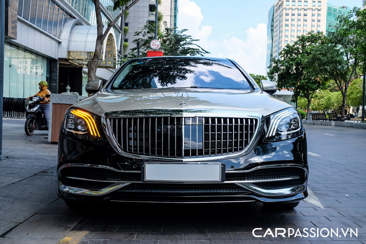 Hiện giá xe Mercedes-Maybach S560 với lớp sơn 2 tông màu thứ hai tại Việt Nam vẫn là một bí ẩn, chắc chắn một điều rằng giá bán của mẫu xe siêu sang này sẽ không hề rẻ khi tùy chọn màu sơn nói trên đã “ngốn” đến 12.000 USD (gần 280 triệu Đồng).
