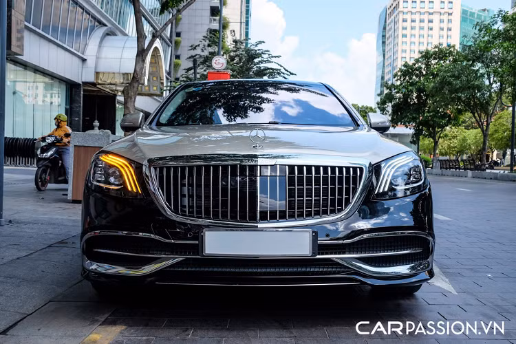 Hiện giá xe Mercedes-Maybach S560 với lớp sơn 2 tông màu thứ hai tại Việt Nam vẫn là một bí ẩn, chắc chắn một điều rằng giá bán của mẫu xe siêu sang này sẽ không hề rẻ khi tùy chọn màu sơn nói trên đã “ngốn” đến 12.000 USD (gần 280 triệu Đồng).