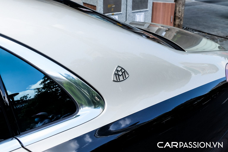 Xe được trang bị bộ mâm đa chấu có thiết kế đẹp mắt, dành riêng cho dòng xe Mercedes-Maybach, chi tiết này có giá bán lên đến 3.900 USD, tương đương khoảng 90 triệu Đồng. Đuôi xe mang thiết kế tinh tế, cụm đèn hậu LED 3 dải song song, hệ thống ống xả kép bằng kim loại bản dẹt mạ chrome nằm sát cản dưới tạo cảm giác nguyên khối và liền mạch. Logo “Maybach” đặt bên trái, trong khi đó chữ “S560” đặt phía tay phải.