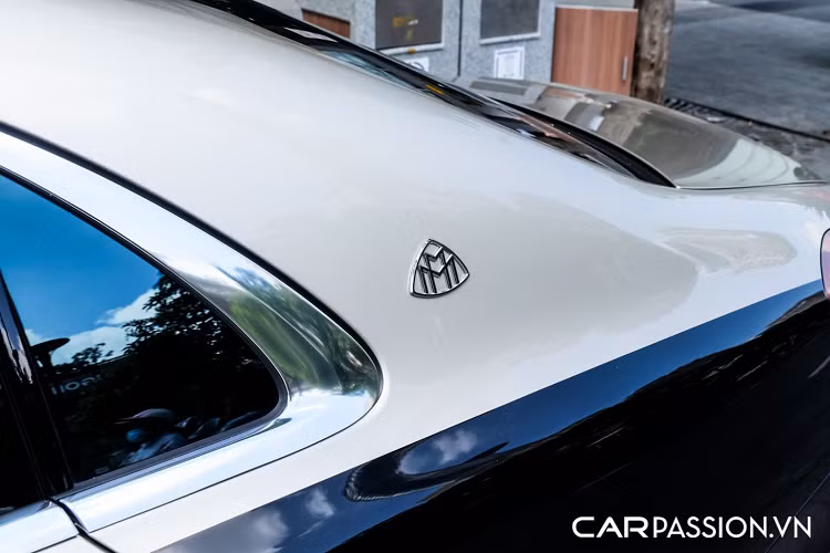 Xe được trang bị bộ mâm đa chấu có thiết kế đẹp mắt, dành riêng cho dòng xe Mercedes-Maybach, chi tiết này có giá bán lên đến 3.900 USD, tương đương khoảng 90 triệu Đồng. Đuôi xe mang thiết kế tinh tế, cụm đèn hậu LED 3 dải song song, hệ thống ống xả kép bằng kim loại bản dẹt mạ chrome nằm sát cản dưới tạo cảm giác nguyên khối và liền mạch. Logo “Maybach” đặt bên trái, trong khi đó chữ “S560” đặt phía tay phải.