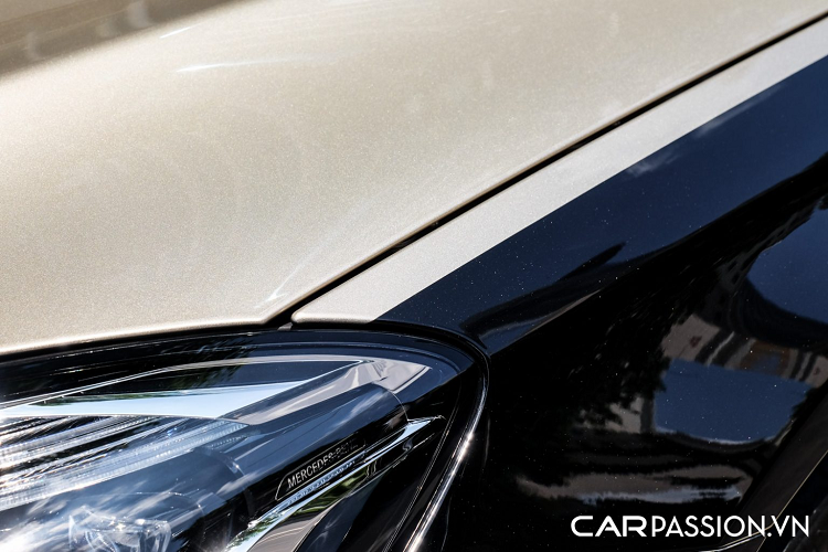 Với số lượng xe đang ngày một tăng, không ít những khách hàng trong nước sẽ tìm kiếm những phiên bản đặc biệt nhằm khẳng định “cái tôi” và chiếc Mercedes-Maybach S560 mới xuất hiện trong bài viết là một ví dụ điển hình. Tính đến thời điểm hiện tại, đây là chiếc Mercedes-Maybach hiếm hoi được nhập khẩu về nước thông qua các doanh nghiệp tư nhân và là chiếc thứ hai sở hữu lớp sơn hai tông màu đắt giá tại Việt Nam. Khác với chiếc đầu tiên về nước, chiếc thứ hai đã nhanh chóng tìm thấy chủ nhân và được đăng kí “hộ khẩu” Sài Gòn.