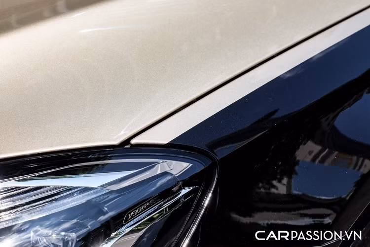 Với số lượng xe đang ngày một tăng, không ít những khách hàng trong nước sẽ tìm kiếm những phiên bản đặc biệt nhằm khẳng định “cái tôi” và chiếc Mercedes-Maybach S560 mới xuất hiện trong bài viết là một ví dụ điển hình. Tính đến thời điểm hiện tại, đây là chiếc Mercedes-Maybach hiếm hoi được nhập khẩu về nước thông qua các doanh nghiệp tư nhân và là chiếc thứ hai sở hữu lớp sơn hai tông màu đắt giá tại Việt Nam. Khác với chiếc đầu tiên về nước, chiếc thứ hai đã nhanh chóng tìm thấy chủ nhân và được đăng kí “hộ khẩu” Sài Gòn.