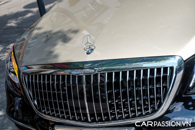 Mercedes-Maybach S560 có kích thước tổng thể “đồ sộ”, bao gồm chiều dài x rộng x cao lần lượt là 5.462 x 1.899 x 1.498 mm, trục cơ sở dài 3.365 mm đem lại không gian nội thất thoáng đãng và thư giãn tối đa . Thân xe và nẹp viền cửa sổ đều được mạ chrome sáng bóng, ở cột C là sự xuất hiện của logo hai chữ “M” lồng vào nhau danh tiếng.