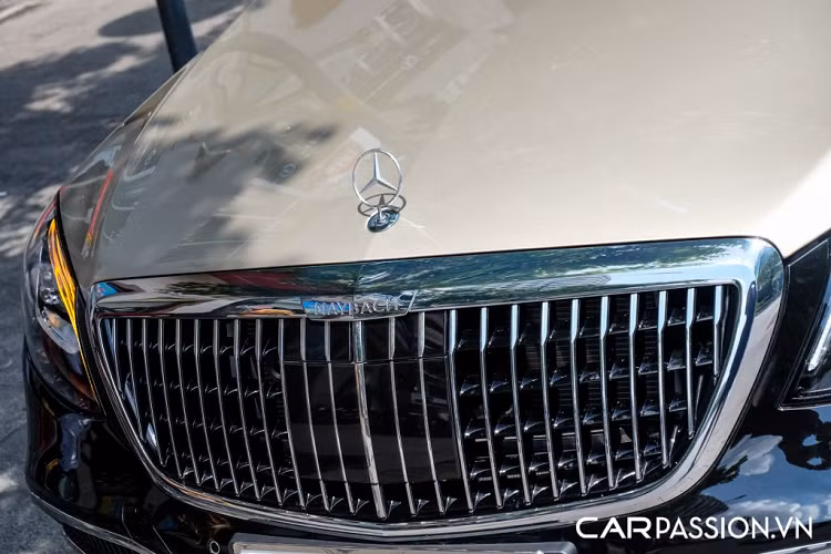 Mercedes-Maybach S560 có kích thước tổng thể “đồ sộ”, bao gồm chiều dài x rộng x cao lần lượt là 5.462 x 1.899 x 1.498 mm, trục cơ sở dài 3.365 mm đem lại không gian nội thất thoáng đãng và thư giãn tối đa . Thân xe và nẹp viền cửa sổ đều được mạ chrome sáng bóng, ở cột C là sự xuất hiện của logo hai chữ “M” lồng vào nhau danh tiếng.