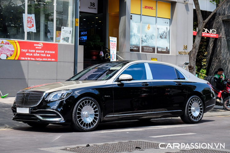 Chiếc xe trong bài sở hữu phần thân trên được phủ lớp sơn bạc Dune Silver, trong khi thân xe phía dưới mang màu đen Obsidian Black sang trọng, khác với phối màu bạc Iridium Silver và đen Obsidian Black trên chiếc đầu tiên. Mercedes-Maybach S560 thế hệ mới có phần cản trước được thiết kế hiện đại, trang bị lưới tản nhiệt nan dọc thay cho nan ngang trước đó, hốc gió phía dưới tạo cái nhìn liền mạch và được viền chrome xung quanh. Hệ thống đèn pha sử dụng công nghệ LED MULTIBEAM với 84 chíp LED có phạm vi chiếu sáng đến 650 m.