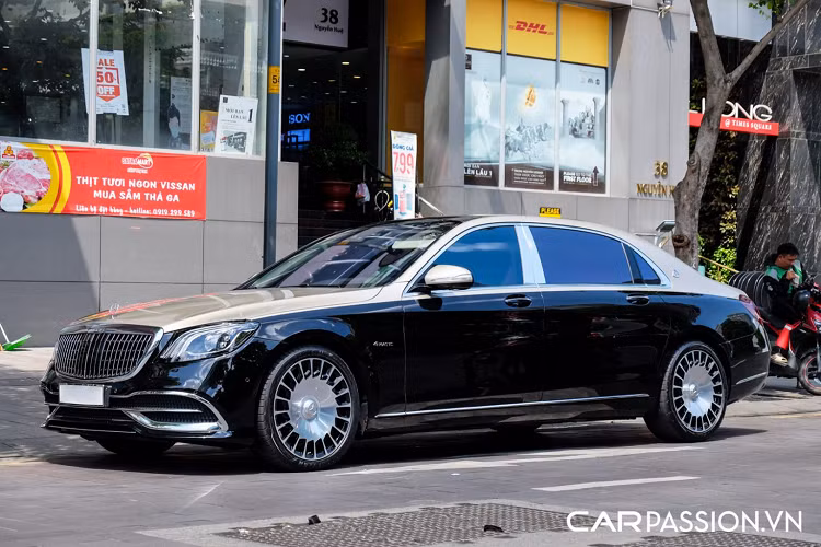 Chiếc xe trong bài sở hữu phần thân trên được phủ lớp sơn bạc Dune Silver, trong khi thân xe phía dưới mang màu đen Obsidian Black sang trọng, khác với phối màu bạc Iridium Silver và đen Obsidian Black trên chiếc đầu tiên. Mercedes-Maybach S560 thế hệ mới có phần cản trước được thiết kế hiện đại, trang bị lưới tản nhiệt nan dọc thay cho nan ngang trước đó, hốc gió phía dưới tạo cái nhìn liền mạch và được viền chrome xung quanh. Hệ thống đèn pha sử dụng công nghệ LED MULTIBEAM với 84 chíp LED có phạm vi chiếu sáng đến 650 m.