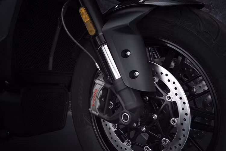 Triumph Rocket 3 được trang bị khối động cơ 3 xi-lanh với thiết kế đặc biệt như trên xe hơi với dung tích 2.458 cc tạo ra công suất lên tới 164.7 mã lực tại 6.000 vòng/phút, mô-men xoắn tối đa cực cao tới 221Nm tại 4.000 vòng/phút.