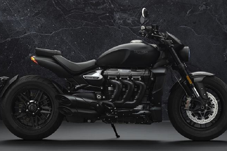 Ngoài ra, loạt trang bị trên xe vẫn được giữ nguyên với phuộc ngược USD Showa phía trước 47mm, monoshock phía sau, phanh Brembo Stylema cùng hàng loạt công nghệ tối tân nằm trên chiếc xe phân khối lớn. Được biết, Triumph Rocket 3 Black Edition phiên bản giới hạn sẽ chỉ được bán ra 1.000 chiếc trên toàn thế giới mà thôi.
