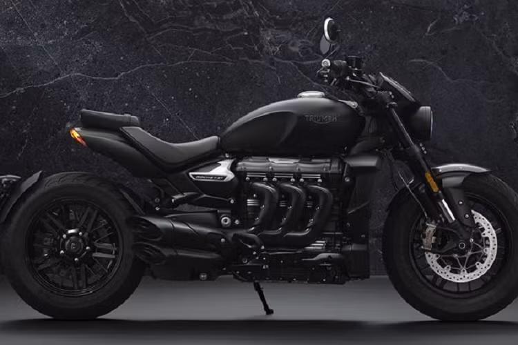 Ngoài ra, loạt trang bị trên xe vẫn được giữ nguyên với phuộc ngược USD Showa phía trước 47mm, monoshock phía sau, phanh Brembo Stylema cùng hàng loạt công nghệ tối tân nằm trên chiếc xe phân khối lớn. Được biết, Triumph Rocket 3 Black Edition phiên bản giới hạn sẽ chỉ được bán ra 1.000 chiếc trên toàn thế giới mà thôi.