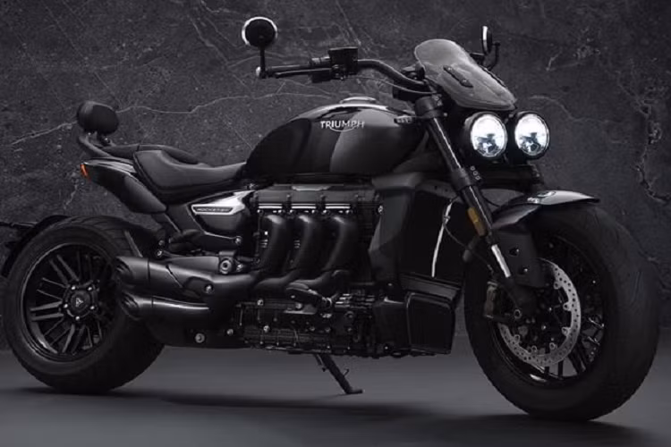 Triumph Rocket 3 2021 mới được xem là mẫu xe môtô thương mại mang khối động cơ có mô-men xoắn lớn nhất thế giới cùng dung tích xy-lanh lên tới 2.500 phân khối. Mới đây, hãng xe Anh Quốc vừa chính thức giới thiệu đến với thế giới phiên bản giới hạn sử dụng màu đen huyền bí tuyệt đẹp với 2 phiên bản Rocket 3 R và Rocket 3 GT.