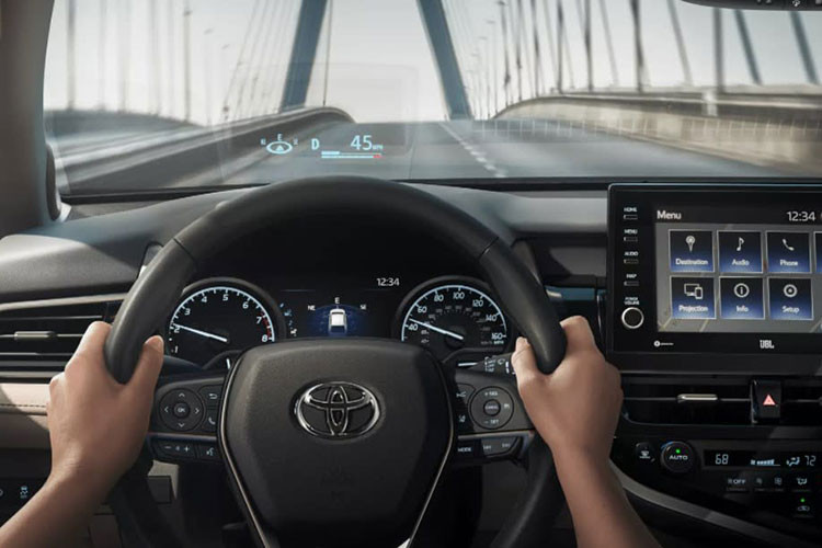 Về thiết kế, Toyota Camry 2022 ở Thái Lan dự kiến sẽ giống xe hiện đang bán tại Mỹ và châu Âu. Cụ thể, mẫu sedan này có thiết kế đầu xe mới với hốc gió trung tâm cỡ lớn, tách biệt rõ ràng hơn với cản trước. Hốc gió này đi kèm nan nằm ngang màu đen hoặc xám, kéo dài sang hai bên.