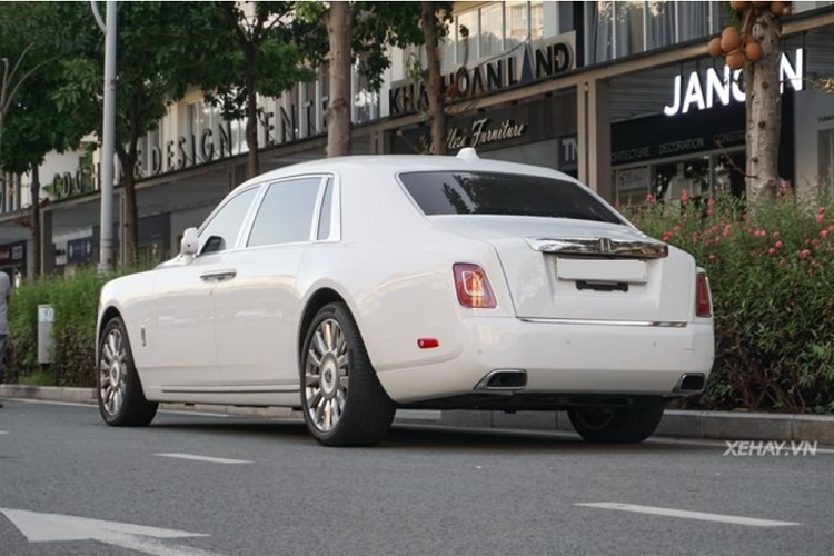 Kết hợp với hộp số tự động 8 cấp, siêu sedan có thể tăng tốc từ 0 - 100 km/h trong 5,3 giây.