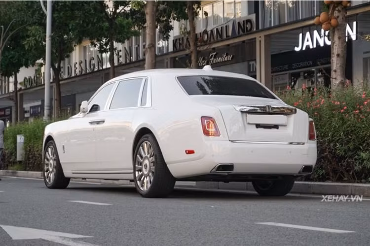 Kết hợp với hộp số tự động 8 cấp, siêu sedan có thể tăng tốc từ 0 - 100 km/h trong 5,3 giây.