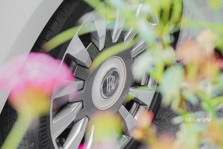 Chiếc sedan đẳng cấp nhất thế giới được trang bị các bánh xe đa chấu kép mạ crôm có viền trắng đặc biệt dành riêng cho bản Tranquillity. Tại Dubai, giá xe Rolls-Royce Phantom Tranquillity khoảng 17,7 tỷ đồng và ở Việt Nam, giới mộ điệu cho biết Phantom Tranquillity phải có giá lên đến hơn 70 tỷ đồng.