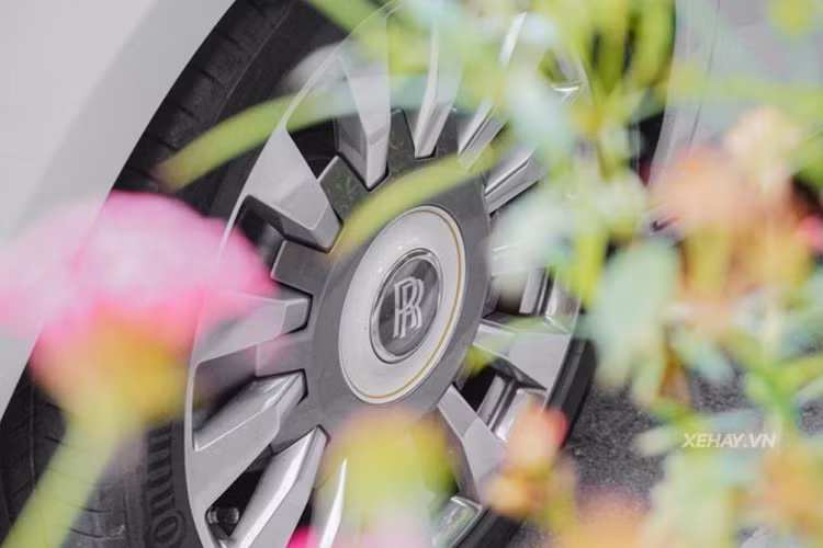 Chiếc sedan đẳng cấp nhất thế giới được trang bị các bánh xe đa chấu kép mạ crôm có viền trắng đặc biệt dành riêng cho bản Tranquillity. Tại Dubai, giá xe Rolls-Royce Phantom Tranquillity khoảng 17,7 tỷ đồng và ở Việt Nam, giới mộ điệu cho biết Phantom Tranquillity phải có giá lên đến hơn 70 tỷ đồng.