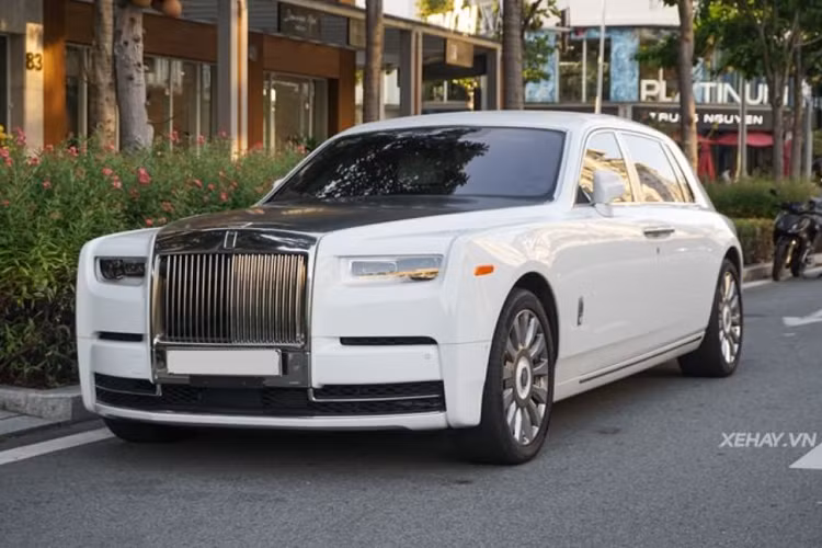 Chiếc Rolls-Royce Phantom Tranquillity siêu sang trong bài có ngoại thất màu trắng kết hợp nắp ca-pô màu tối tương phản. Dựa vào chi tiết đèn phản quang màu cam có thể biết được rằng đây không phải chiếc Phantom Tranquillity đầu tiên về nước (vì chiếc đầu tiên có đèn phản quang màu trắng).