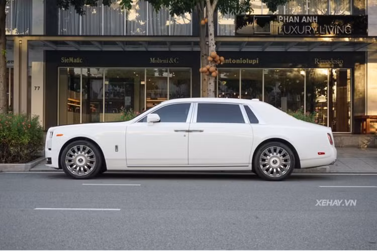 Độc đáo là vậy nhưng Rolls-Royce Phantom Tranquillity vẫn sử dụng động cơ tăng áp kép V12 6.75L như tiêu chuẩn, cỗ máy này sản sinh công suất 563 mã lực và mô-men xoắn cực đại 900Nm.