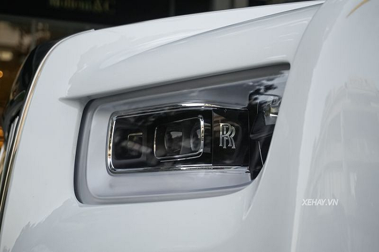 Ở bên trong, Rolls-Royce sử dụng rất nhiều loại vật liệu khác nhau từ tên lửa không gian Skylark của Anh, vệ tinh Voyager của NASA, vùng tối và sáng của mặt trăng hay đến cả các chi tiết mạ vàng 24K lấp lánh...để trang trí nội thất xe.