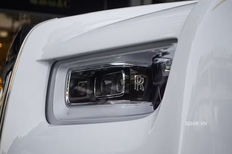 Ở bên trong, Rolls-Royce sử dụng rất nhiều loại vật liệu khác nhau từ tên lửa không gian Skylark của Anh, vệ tinh Voyager của NASA, vùng tối và sáng của mặt trăng hay đến cả các chi tiết mạ vàng 24K lấp lánh...để trang trí nội thất xe.