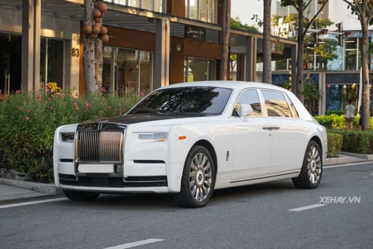 Rolls-Royce Phantom Tranquility được lấy cảm hứng từ vũ trụ và là sự kết tinh giữa các vật liệu như thiên thạch hay tên lửa không gian. Và đương nhiên, siêu phẩm này tiếp tục là một cái tên đến từ bàn tay của những người thợ tài ba nhất thuộc bộ phận Bespoke, bộ phận chuyên cá nhân hoá đỉnh cao của Rolls-Royce.