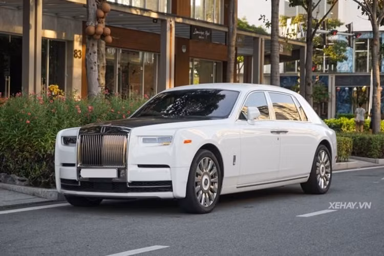 Rolls-Royce Phantom Tranquility được lấy cảm hứng từ vũ trụ và là sự kết tinh giữa các vật liệu như thiên thạch hay tên lửa không gian. Và đương nhiên, siêu phẩm này tiếp tục là một cái tên đến từ bàn tay của những người thợ tài ba nhất thuộc bộ phận Bespoke, bộ phận chuyên cá nhân hoá đỉnh cao của Rolls-Royce.