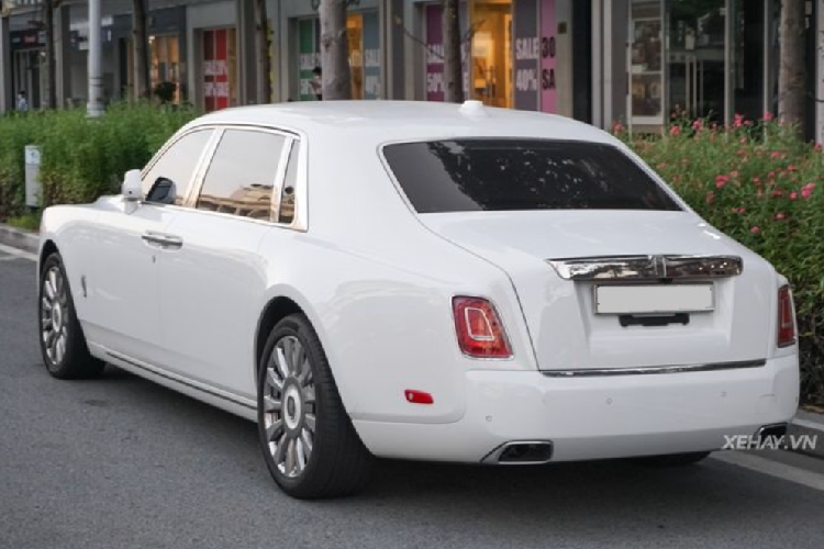 Mẫu xe siêu sang Rolls-Royce Phantom Tranquility là một phiên bản giới hạn đặc biệt của Rolls-Royce Phantom thế hệ mới nhất, xe có trục cơ sở dài và nhiều chi tiết độc quyền, ví dụ như biểu tượng Spirit of Ecstasy làm bằng titan màu tối, dưới đế còn in dập nổi dòng chữ "Tranquillity".
