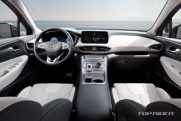 Hệ truyền động hybrid kể trên của Hyundai SantaFe thế hệ mới tạo ra công suất tối đa 230 mã lực và mô-men xoắn cực đại 350 Nm. Ở Hyundai SantaFe Hybrid 2022 bản 5 chỗ, dẫn động 1 cầu và dùng vành 17 inch, hệ truyền động này chỉ tiêu thụ lượng xăng trung bình 15,3 km/lít (khoảng 6,5 lít/100 km).