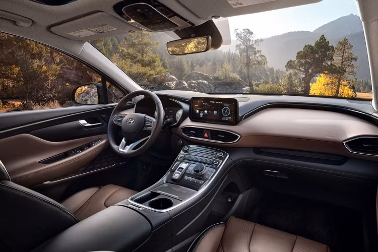 Ngoài hệ truyền động hybrid, Hyundai SantaFe 2022 ở thị trường Hàn Quốc còn có 2 tùy chọn động cơ nữa. Đầu tiên là động cơ diesel SmartStream 4 xi-lanh, dung tích 2.2L, kết hợp cùng hộp số tự động ly hợp kép 8 cấp. Động cơ này tạo ra công suất tối đa 202 mã lực và mô-men xoắn cực đại 441 Nm đồng thời chỉ tiêu thụ lượng nhiên liệu trung bình 14,2 km/lít (khoảng 7 lít/100 km).