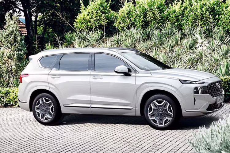 Kể từ khi phiên bản mới ra mắt thị trường Hàn Quốc vào giữa năm ngoái, Hyundai SantaFe đã giảm doanh số đáng kể. Theo đó, doanh số tổng cộng của mẫu SUV cỡ trung này tại Hàn Quốc trong năm 2020 là 57.578 chiếc, giảm hơn 30.000 chiếc so với năm 2019. Ngoài ra, Hyundai Santa Fe còn thua xa Kia Sorento về doanh số. Ví dụ điển hình như trong tháng 5/2021 vừa qua, xe chỉ thu về doanh số 18.943 chiếc tại Hàn Quốc trong khi kết quả cùng kỳ của Kia Sorento là 33.893 chiếc. Sự xuất hiện của Hyundai SantaFe Hybrid 2022 được kỳ vọng sẽ giúp cải thiện tình hình