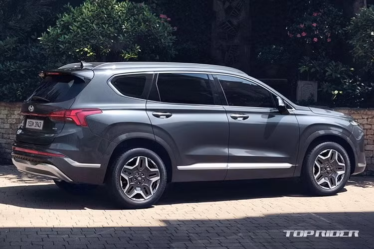 Bên trong Hyundai SantaFe Hybrid 2022 bản Calligraphy còn có sạc điện thoại thông minh không dây và bộ biến tần 220 V tiêu chuẩn. Đặc biệt, người dùng bản cao cấp nhất còn có thể sử dụng ứng dụng trên điện thoại thông minh thay cho khóa điều khiển từ xa. Tại thị trường Hàn Quốc, giá xe Hyundai SantaFe Hybrid 2022 dao động từ 35,57 - 43,21 triệu Won (khoảng 721 - 876 triệu đồng). Hiện hãng Hyundai đã bắt đầu nhận đặt cọc của khách hàng muốn mua phiên bản hybrid của Santa Fe mới.