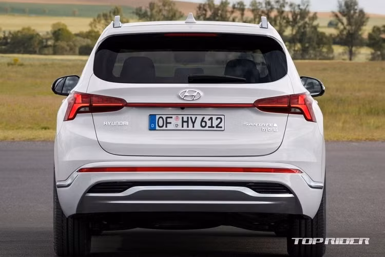 Sau đúng 1 năm, mẫu xe SUV Hyundai SantaFe Hybrid 2022 tiếp tục trình làng ở thị trường nội địa Hàn Quốc. Tương tự như xe ở Mỹ, phiên bản hybrid của mẫu SUV cỡ trung này cũng được trang bị hệ truyền động bao gồm máy xăng SmartStream 4 xi-lanh, tăng áp, dung tích 1.6L, mô-tơ điện mạnh 60 mã lực, cụm pin lithium-ion 1,49 kWh và hộp số tự động 6 cấp.