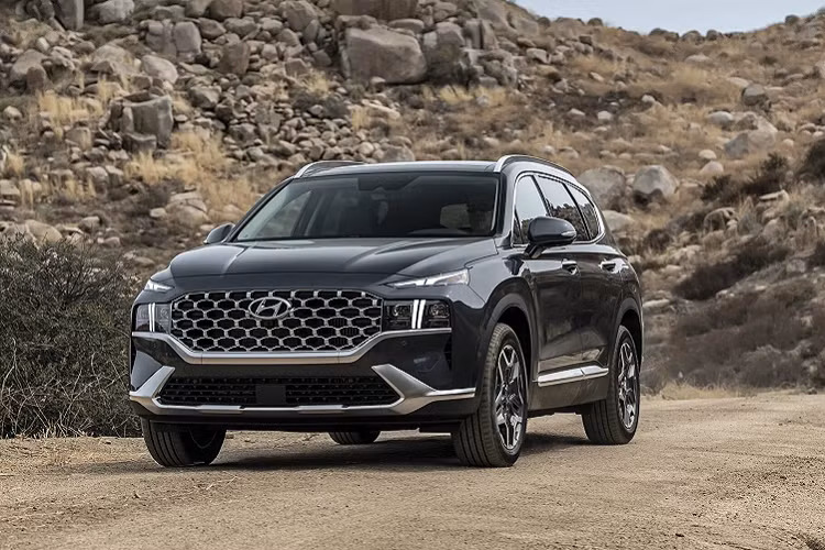 Thứ hai là động cơ xăng Smartstream 4 xi-lanh, tăng áp, dung tích 2.5L với công suất tối đa 281 mã lực và mô-men xoắn cực đại 421 Nm. Đồng hành cùng hộp số tự động ly hợp kép 8 cấp, động cơ này tiêu thụ lượng xăng trung bình 10,8 km/lít (9,25 lít/100 km). Ở thị trường Hàn Quốc, Hyundai SantaFe Hybrid 2022 được chia thành 3 bản trang bị, bao gồm Exclusive, Prestige và Calligraphy. Ngoài ra, khi mua xe, khách hàng Hàn Quốc có thể chọn cấu hình nội thất 5 chỗ hoặc 7 chỗ.