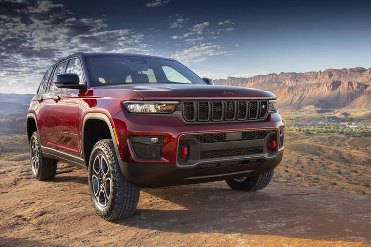 Tuy nhiên, điểm nhấn của mẫu SUV Jeep Grand Cherokee 2 hàng ghế mới nằm ở hệ truyền động PHEV - lần đầu tiên có mặt trên dòng Grand Cherokee.
