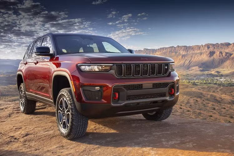 Tuy nhiên, điểm nhấn của mẫu SUV Jeep Grand Cherokee 2 hàng ghế mới nằm ở hệ truyền động PHEV - lần đầu tiên có mặt trên dòng Grand Cherokee.