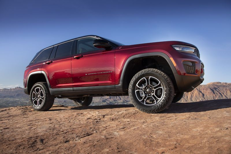 Grand Cherokee SWB đạt tiêu chuẩn với hệ đẫn động cầu sau, khách hàng có thể nâng cấp lên các tùy chọn dẫn động 4 bánh (Quadra-Trac I, Quadra-Trac II và Quadra-Drive II) tùy theo từng biến thể.