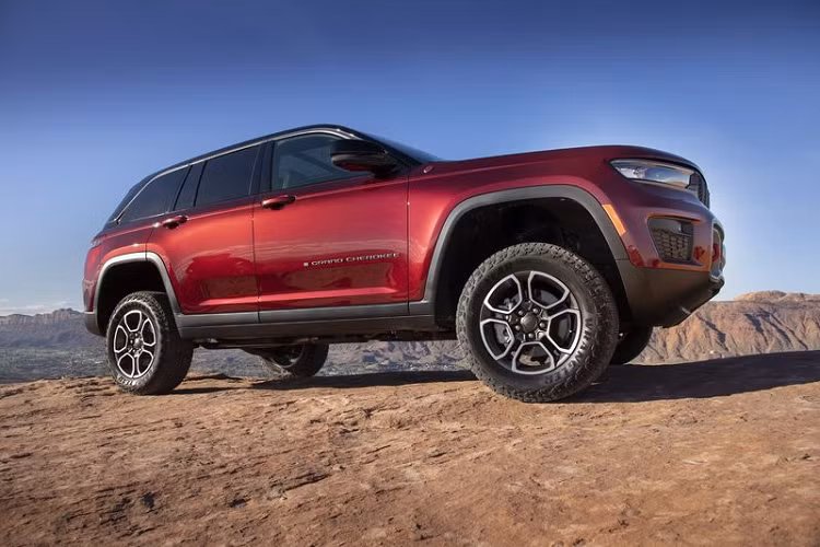 Grand Cherokee SWB đạt tiêu chuẩn với hệ đẫn động cầu sau, khách hàng có thể nâng cấp lên các tùy chọn dẫn động 4 bánh (Quadra-Trac I, Quadra-Trac II và Quadra-Drive II) tùy theo từng biến thể.