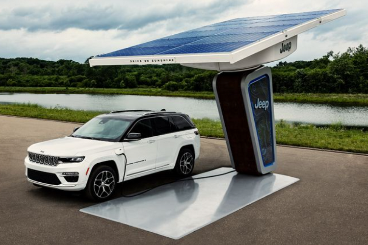 Nhìn chung, ngoài việc chiều dài bị cắt giảm thì Jeep Grand Cherokee SWB 2022 mới vẫn có thiết kế tổng thể giống với Grand Cherokee L 2021. Chiều dài tổng thể của Grand Cherokee SWB là 2.964 mm.