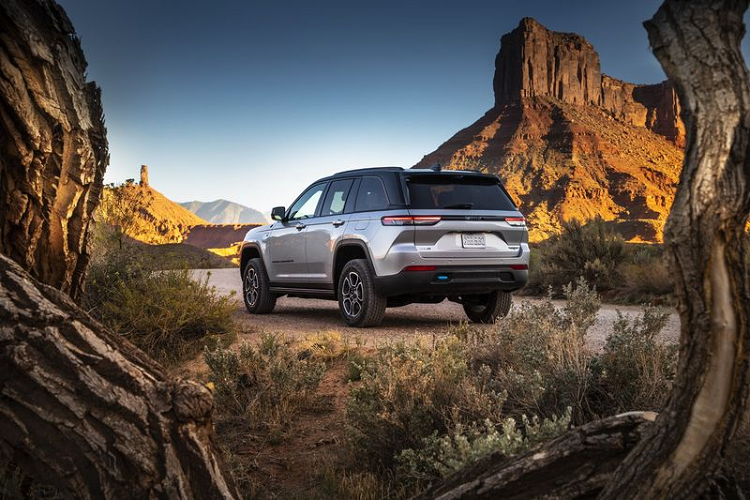 Jeep Grand Cherokee SWB sẽ có tất cả 4 biến thể là Laredo, Limited, Trailhawk, Overland và Summit. Trong đó Trailhawk là phiên bản được yêu thích nhiều nhất vì sở hữu hệ thống treo khí nén cho khoảng sáng gầm xe lên tới 287 mm, lốp cao su off-road, bộ khóa vi sai phía sau và nhiều tính năng hỗ trợ off-road khác.