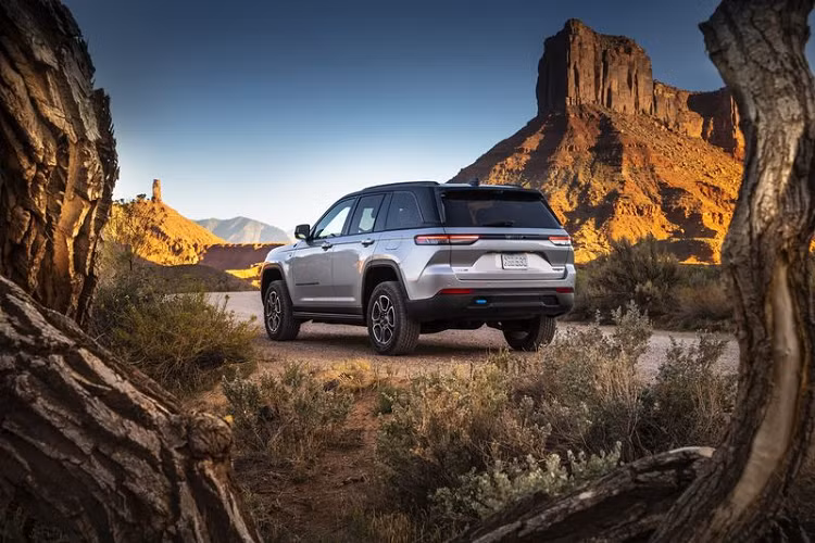 Jeep Grand Cherokee SWB sẽ có tất cả 4 biến thể là Laredo, Limited, Trailhawk, Overland và Summit. Trong đó Trailhawk là phiên bản được yêu thích nhiều nhất vì sở hữu hệ thống treo khí nén cho khoảng sáng gầm xe lên tới 287 mm, lốp cao su off-road, bộ khóa vi sai phía sau và nhiều tính năng hỗ trợ off-road khác.