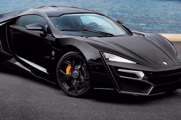 Cái tên đầu tiên cần nhắc đến là Lykan HyperSport do hãng siêu xe W Motors chế tạo. Chiếc siêu xe này bước ra ánh sáng khi xuất hiện trong bộ phim Fast &amp; Furious 7 và thực hiện pha hành động bay qua các tòa nhà chọc trời. Điểm đặc biệt của W Motors Lykan HyperSport là số lượng sản xuất hạn 7 chiếc với mức giá 3,4 triệu USD.