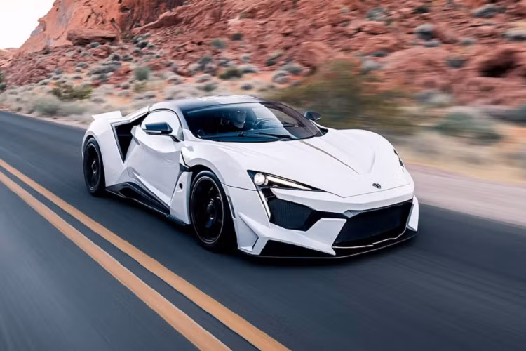 Sau Lykan HyperSport, W Motors tiếp tục trình làng chiếc Fenyr SuperSport có thông số tối ưu hơn để chiều lòng những khách hàng đam mê tốc độ. Cụ thể, Lykan Fenyr SuperSport có động cơ 6 xy-lanh nằm ngang 3.8L tăng áp kép, sản sinh công suất tối đa 800 mã lực và mô-men xoắn cực đại 980 Nm ở 4.000 vòng/phút.