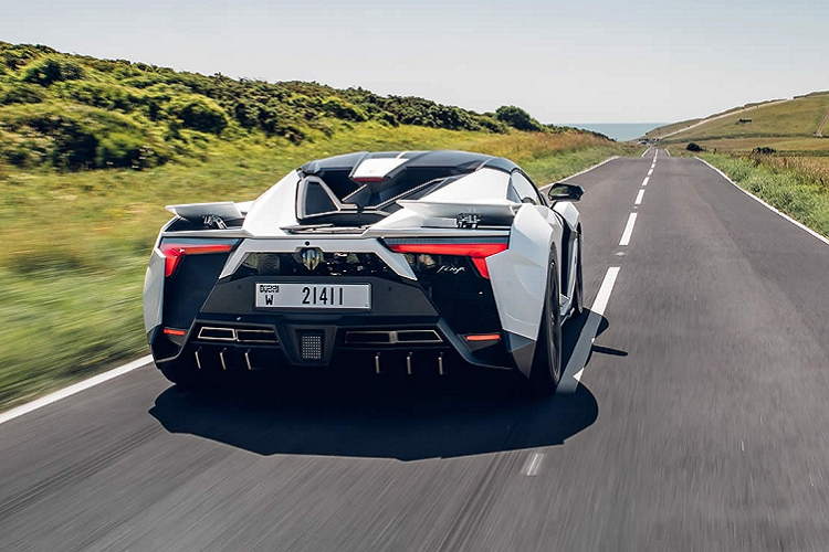 Với hộp số tự động 7 cấp ly hợp kép và hệ dẫn động cầu sau, Fenyr SuperSport mất 2,8 giây để đạt vận tốc 100 km/h và tốc độ tối đa có thế vượt ngưỡng 400 km/h. W Motors cho biết mức giá khởi điểm của Fenyr SuperSport vào khoảng 1,8 triệu USD và mỗi năm hãng xuất xưởng tối đa 25 model.