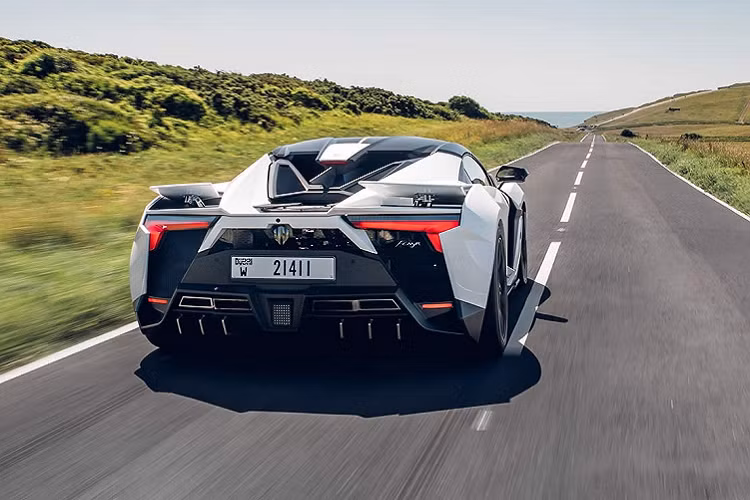 Với hộp số tự động 7 cấp ly hợp kép và hệ dẫn động cầu sau, Fenyr SuperSport mất 2,8 giây để đạt vận tốc 100 km/h và tốc độ tối đa có thế vượt ngưỡng 400 km/h. W Motors cho biết mức giá khởi điểm của Fenyr SuperSport vào khoảng 1,8 triệu USD và mỗi năm hãng xuất xưởng tối đa 25 model.